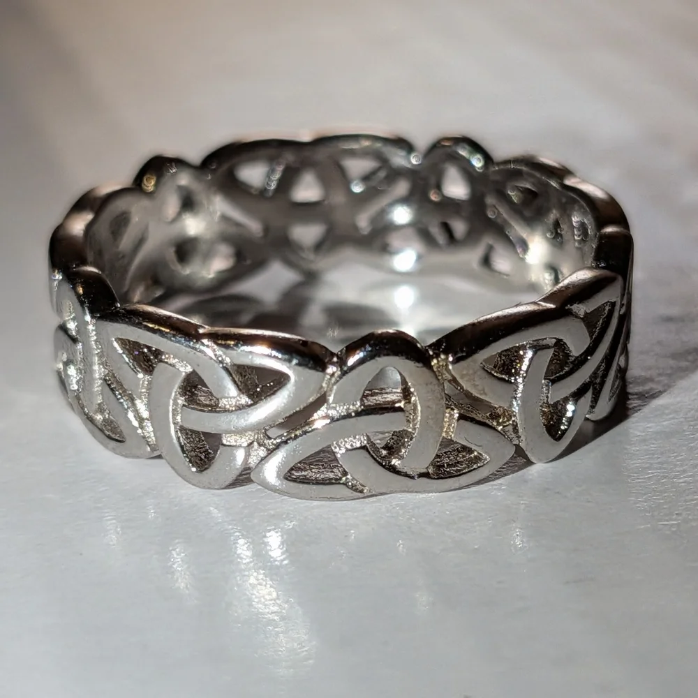 925 Sterling silver unisex elegant Celtic Hollow trinity Knot ring sz 8